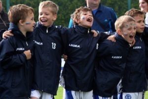 ウォーキングサッカーを楽しむ子供達